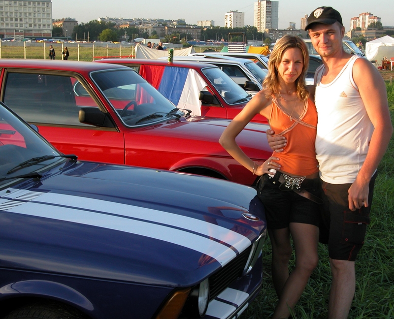 Лёха и его жена Лена(очень красивая приятная и дружная пара) у машины Константина.